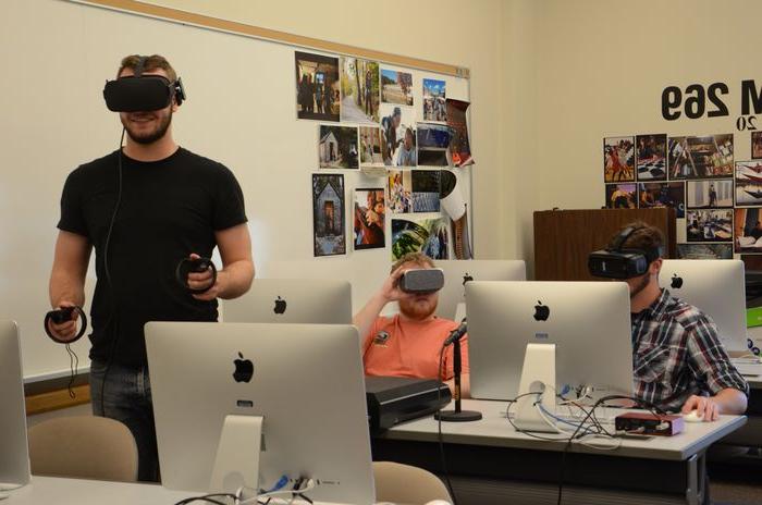 学生们试戴VR头显